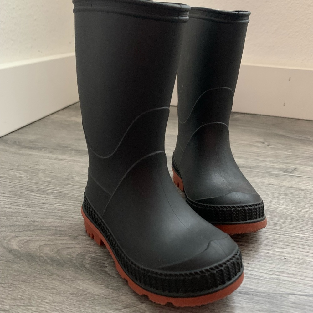 Black rain boots ☔️